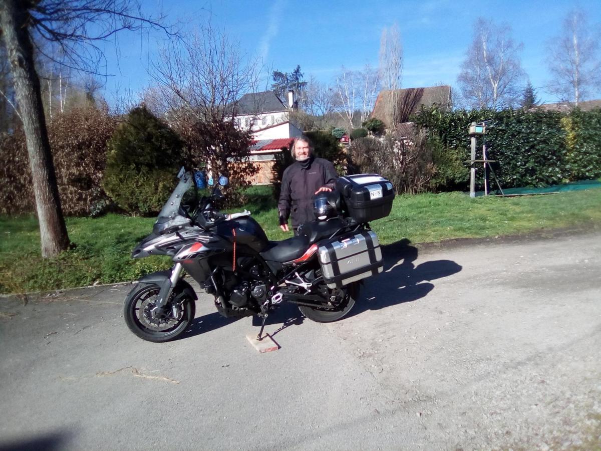 Bed and Breakfast Le Relais Des Capucines Largnac Esterno foto